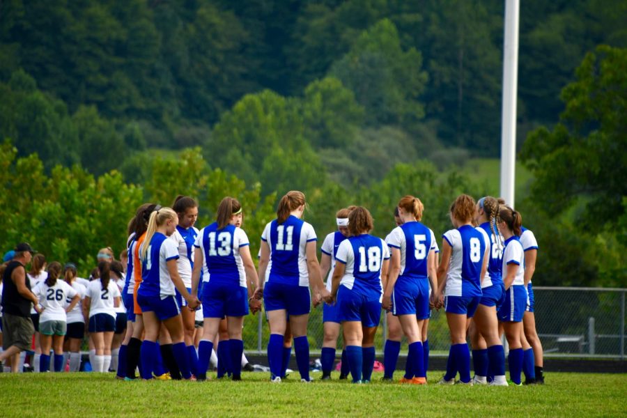 The 2018 girls soccer team prays pregame. 